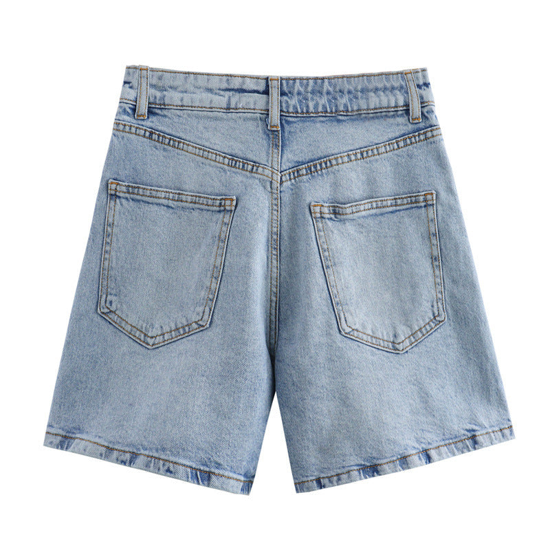 Fashionable and minimalist shorts