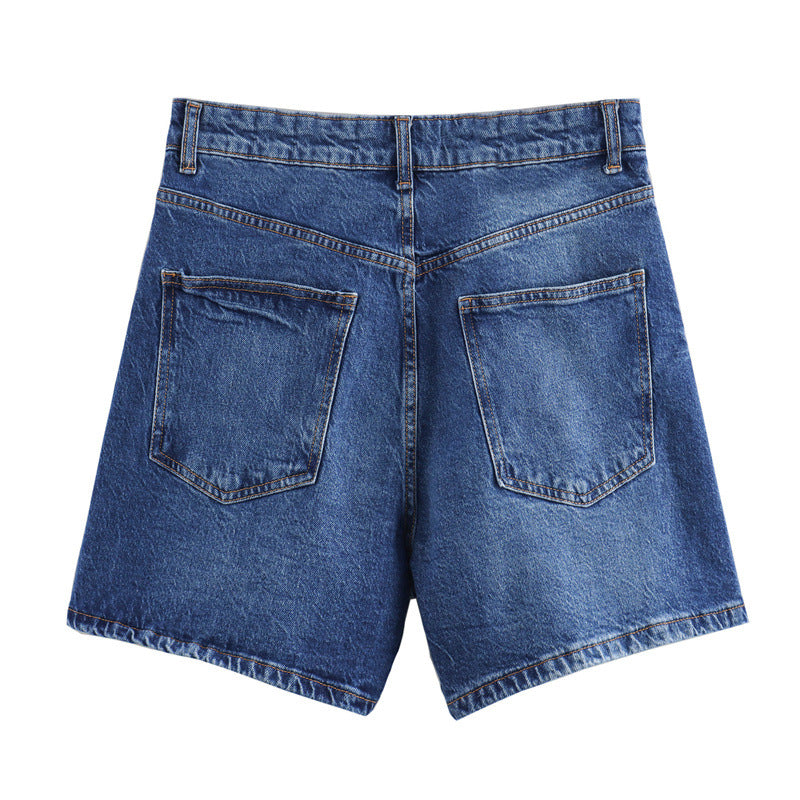 Fashionable and minimalist shorts